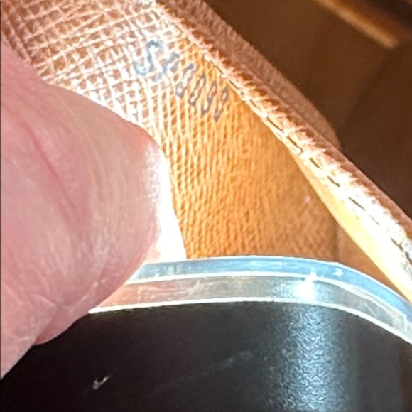 Louis Vuitton Monogram Agenda/ Passport Holder
Date Code SP0090
4” x 6” - Picture 11 of 11